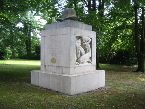 Monument Gevallen Medewerkers Verffabriek Bayer Leverkusen #1