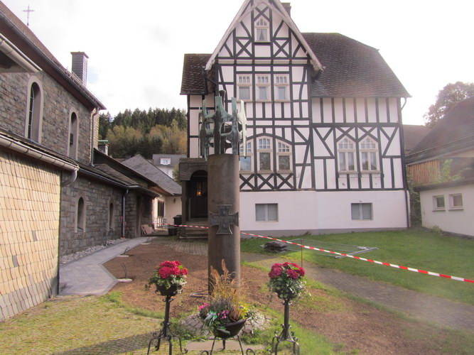 War Memorial Oberveischede #4