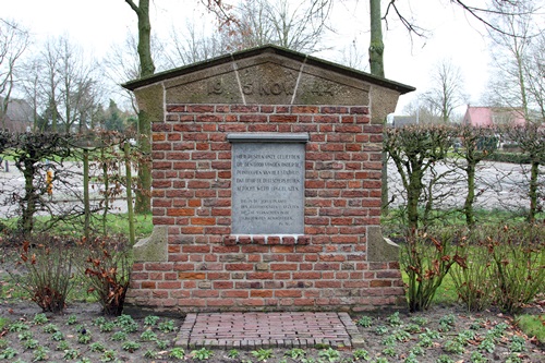 Gezamenlijk Graf Burgerslachtoffers Hervormde Begraafplaats Oud-Heusden #1