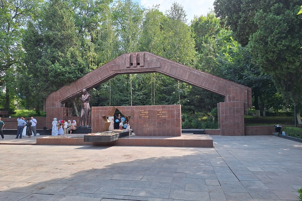 Memorial Grieving Mother Oš