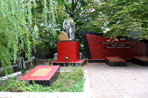 Massagraf Sovjetsoldaten & Oorlogsmonument Voikovskyi