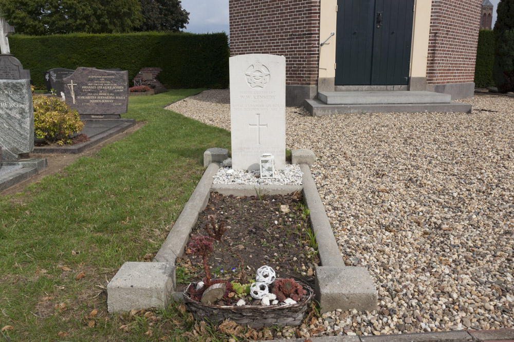 Commonwealth War Grave Roman Catholic Cemetery Baak #2