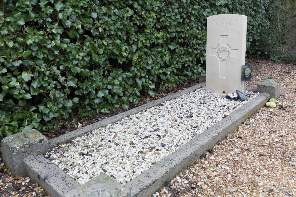 Commonwealth War Grave Schoondijke #2