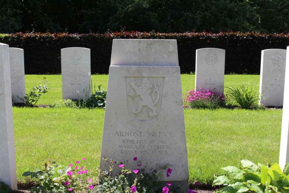 Commonwealth War Graves Antwerp Schoonselhof #5