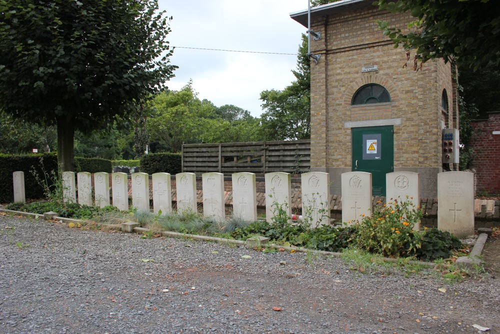 Commonwealth War Graves Boezinge Churchyard #1