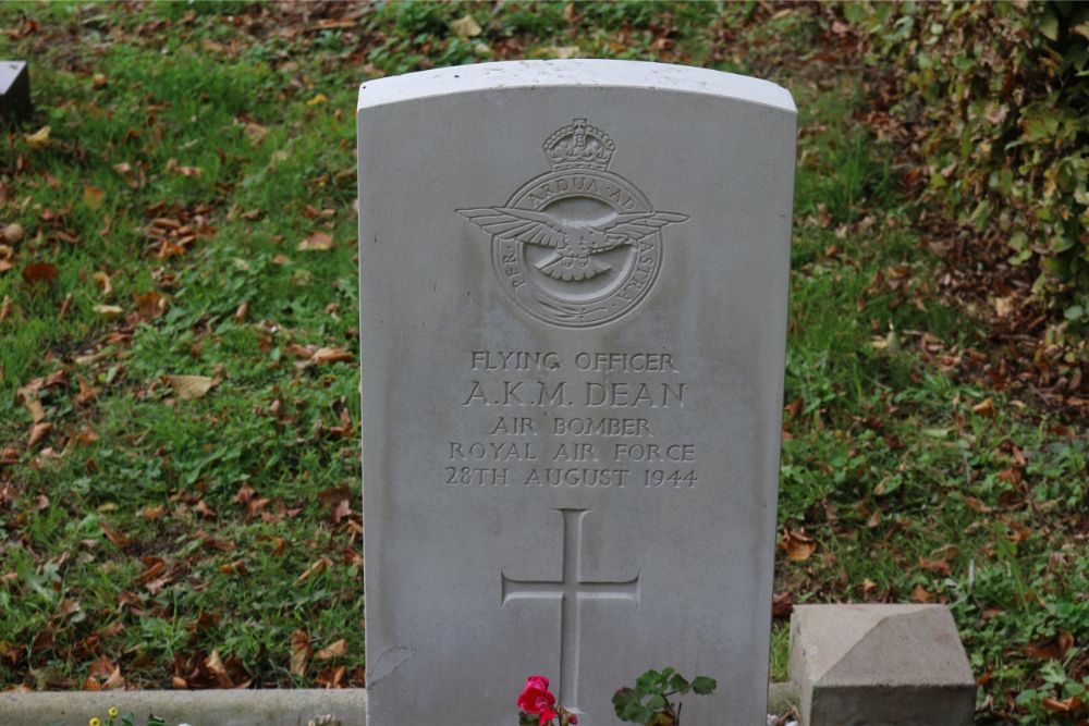 Commonwealth War Graves Municipal Cemetery Engelen #4