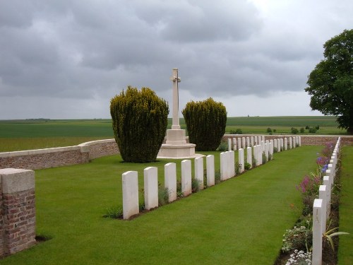 Commonwealth War Cemetery Lagnicourt Hedge