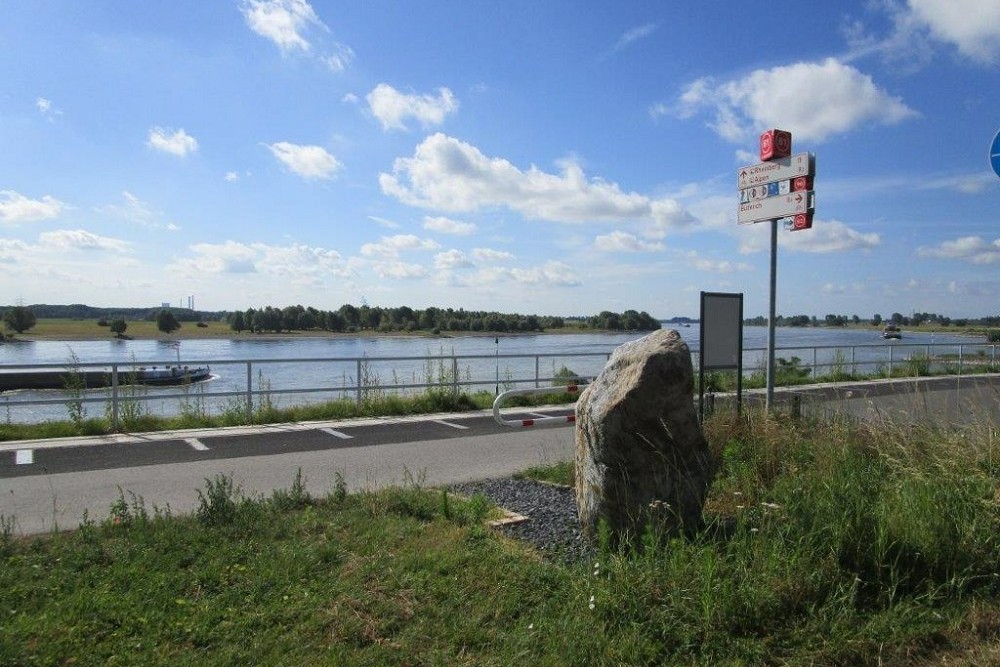 Liberation Route Marker 255: V-sign along the Rhine #3