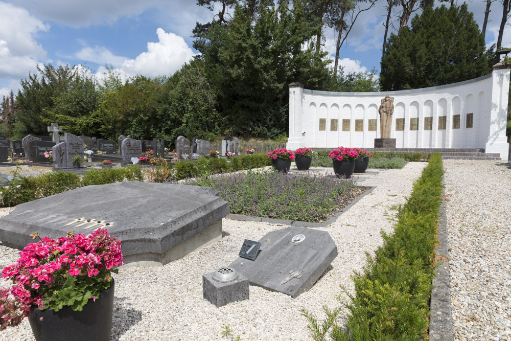 Belgisch Oorlogsgraf Gemeentelijke Begraafplaats Montfort #2