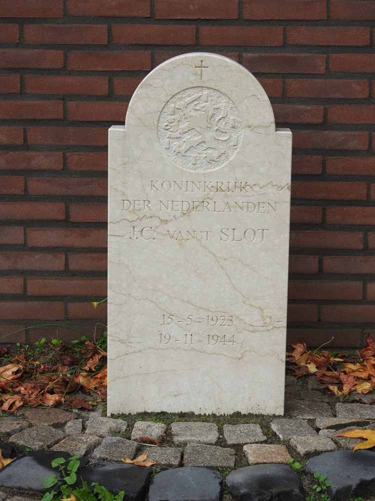 Nederlandse Oorlogsgraven Algemene Begraafplaats Geertruidenberg #4
