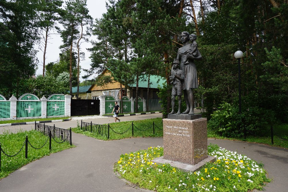 Monument Officiersvrouwen Zarya #1