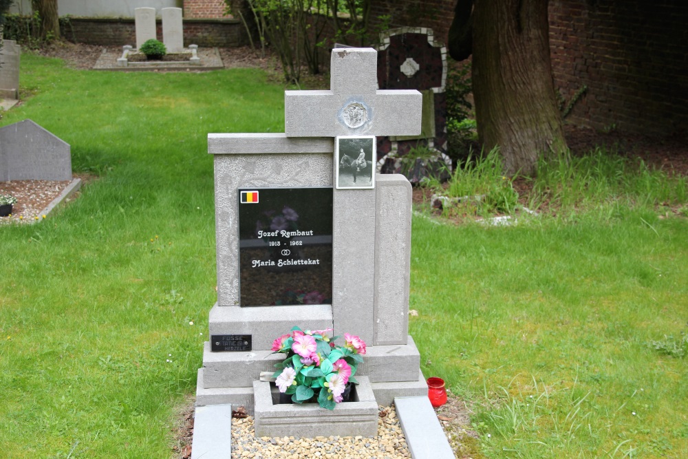 Belgian Graves Veterans Sint-Lievens-Esse Churchyard #1