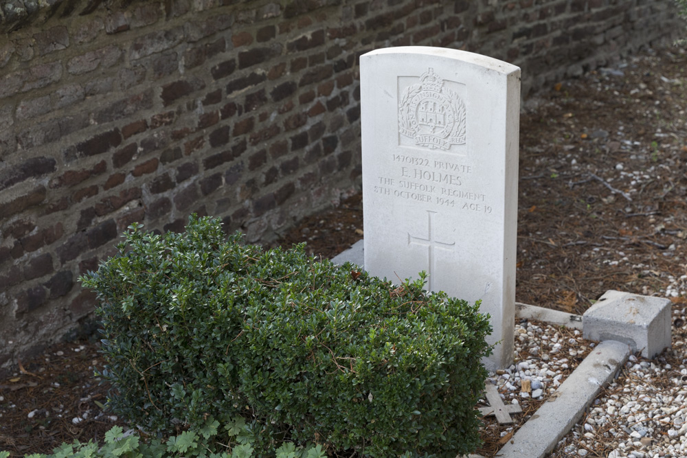 Commonwealth War Grave Roman Catholic Churchyard Mook