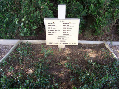 Franse Oorlogsbegraafplaats Villy-La-Fert #3