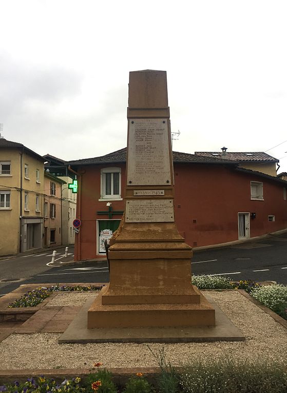 Oorlogsmonument Reyrieux #1
