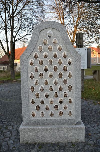 Oorlogsmonument Hohenau #2