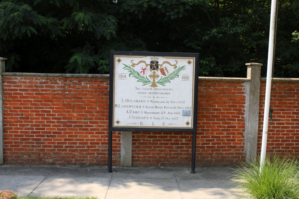 Oorlogsmonument Beringen Begraafplaats