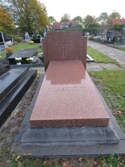 Grave Chaplain Kock Catholic Churchyard Welberg #2
