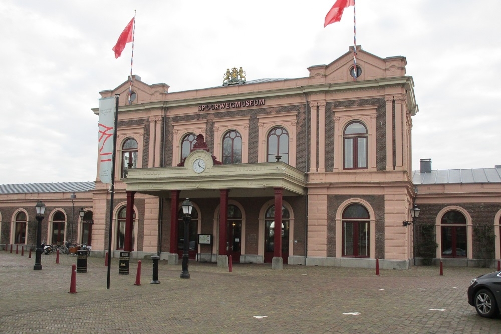 Enorm spoorgeschut uit Engeland onderweg naar Spoorwegmuseum