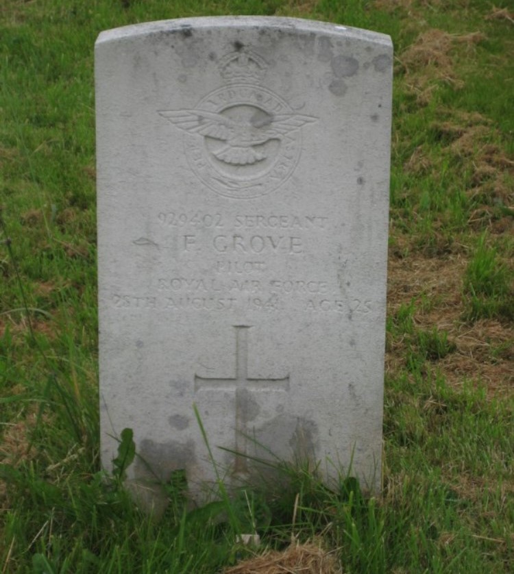 Commonwealth War Grave St. Swithin Churchyard