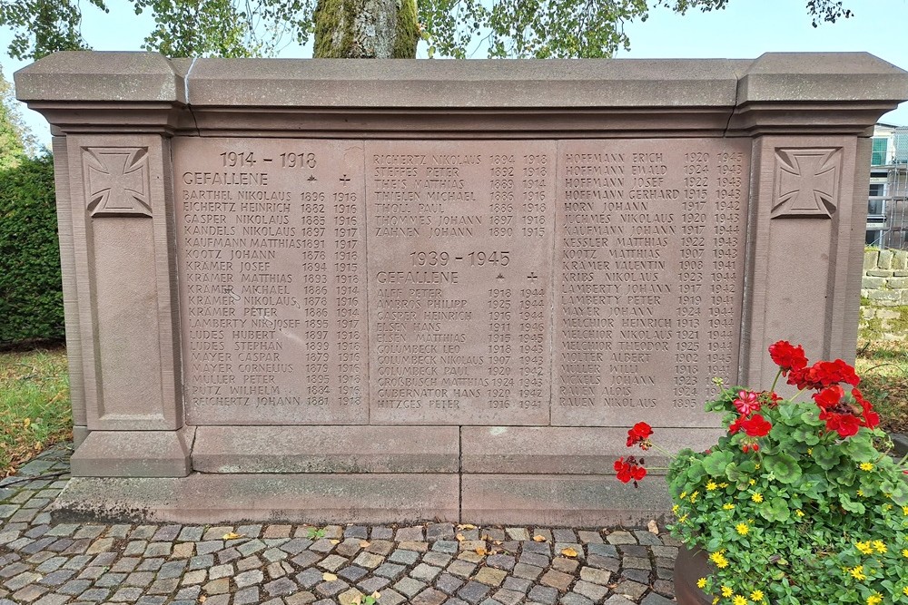 Oorlogsmonument Arzfeld #2