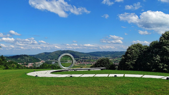 Monument Gordan Lederer