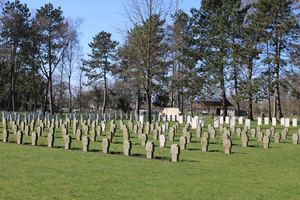 Commonwealth War Cemetery Hautrage #4