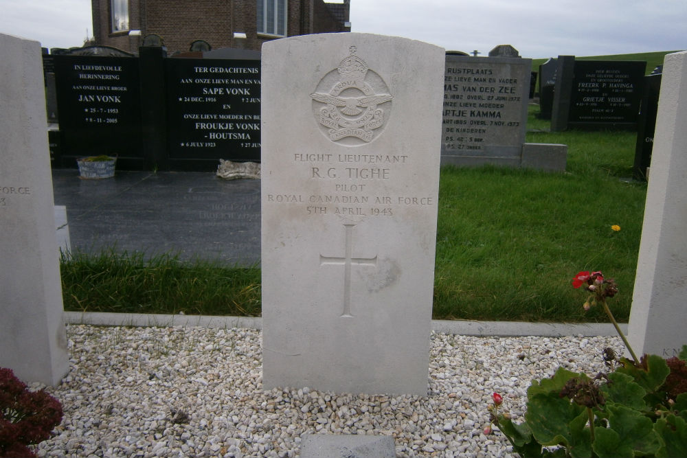 Commonwealth War Graves Protestant Churchyard Wierum #3