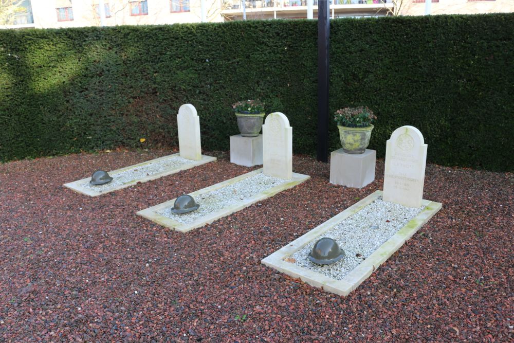 Nederlandse Oorlogsgraven Erekerkhof Stoottroepen Beneden-Leeuwen #1