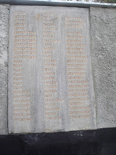 Massagraf Sovjetsoldaten & Oorlogsmonument Bystryk