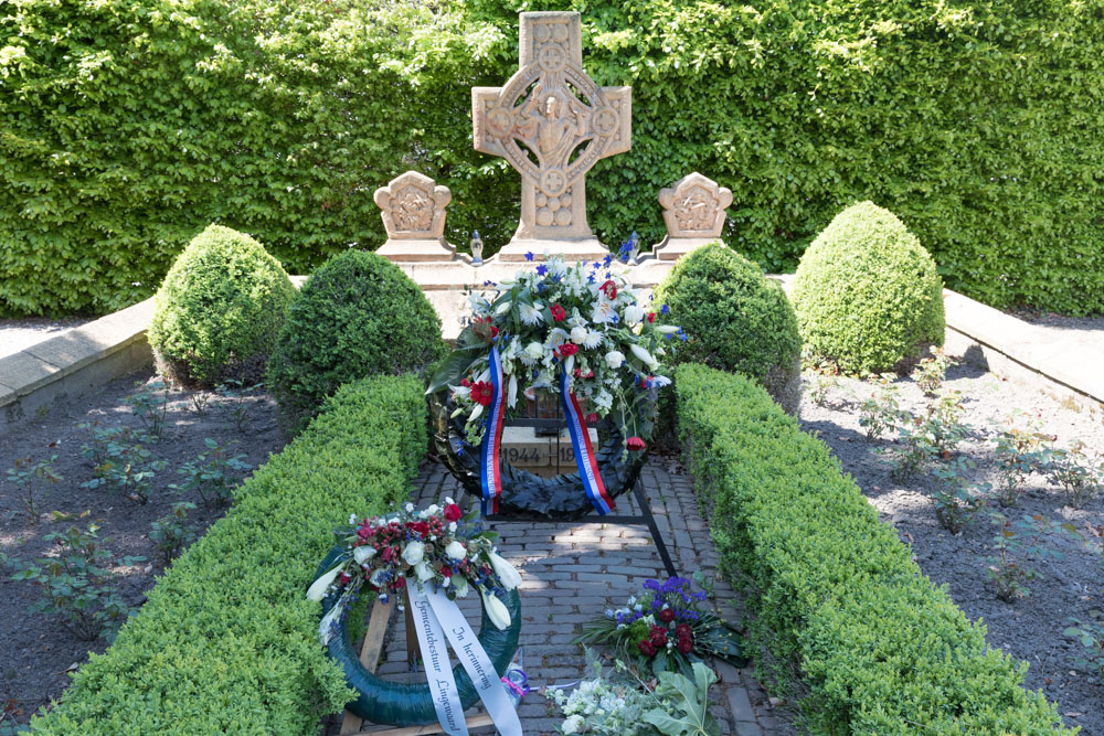 Mass Grave Old Cemetery Huissen #3