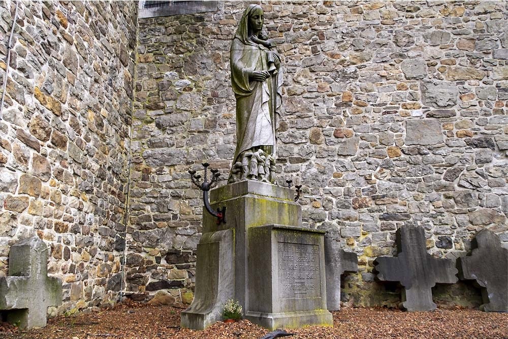 Monument Beschermende Maagd van 14 mei 1940 Charneux #1