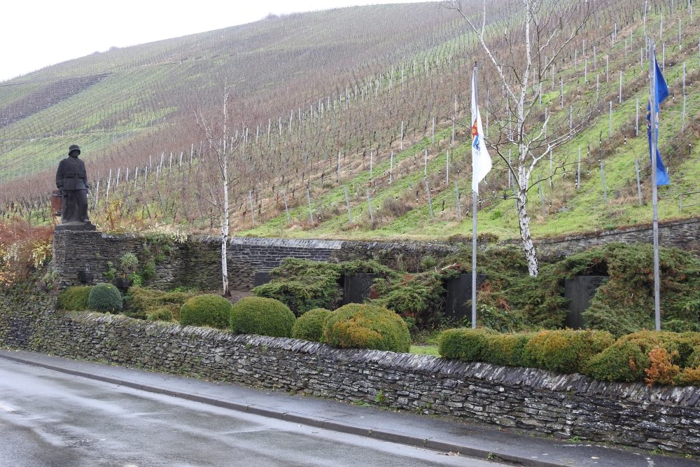 War Memorial Dhron