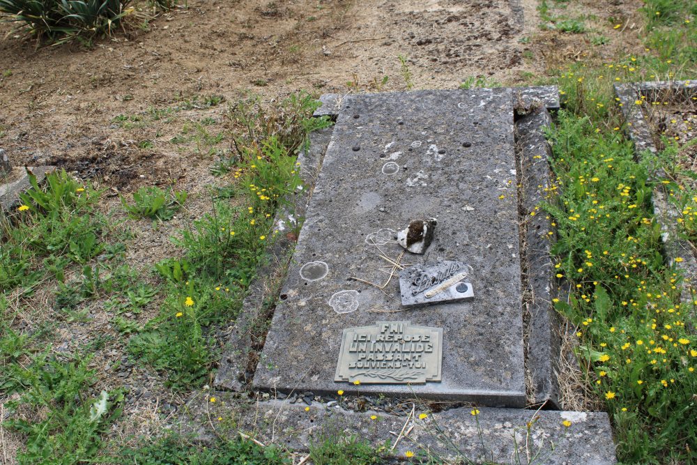 Belgian Graves Veterans Latour Churchyard #2