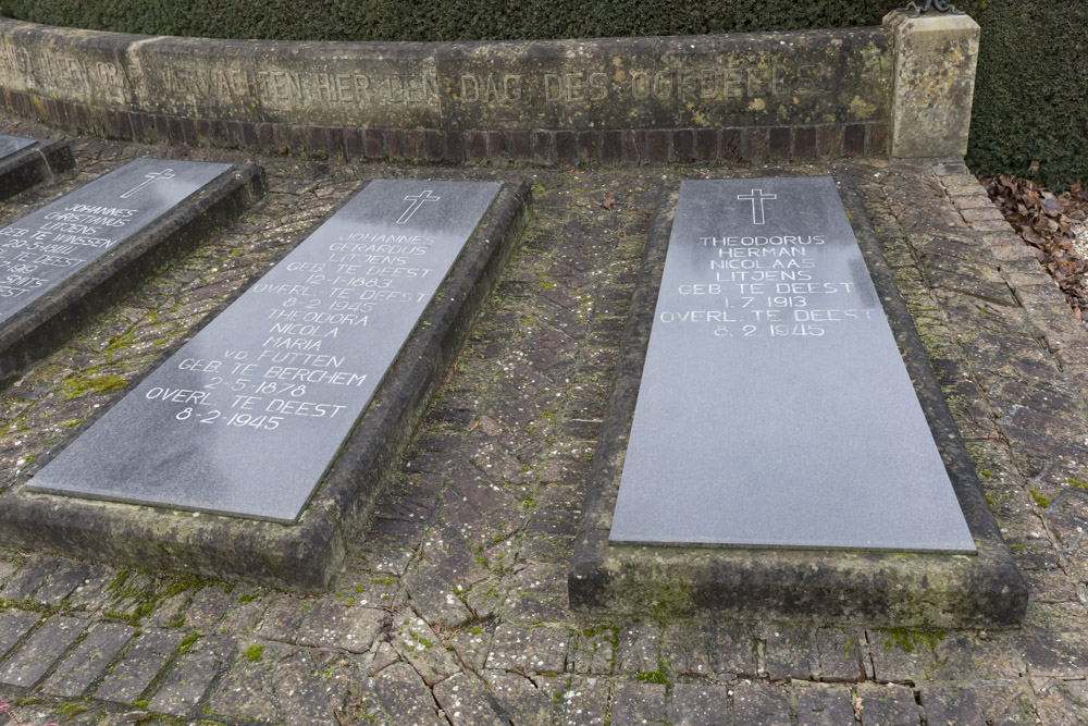 Graven Burgerslachtoffers Rooms-Katholieke Begraafplaats Deest #1
