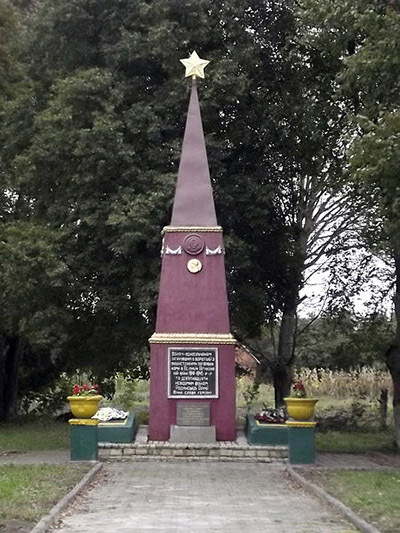 Massagraf Russische Soldaten & Oorlogsmonument