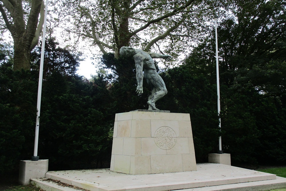 Monument 'Vallende Man' Algemene Begraafplaats Crooswijk