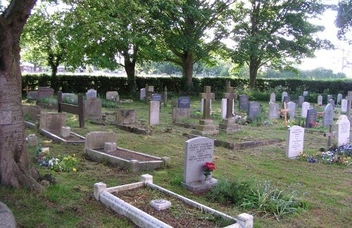 Commonwealth War Graves All Saints Churchyard