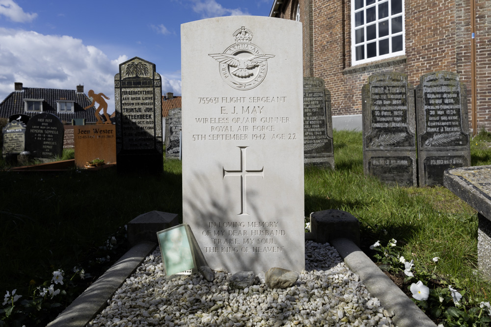 Commonwealth War Graves Protestant Churchyard Earnewald
