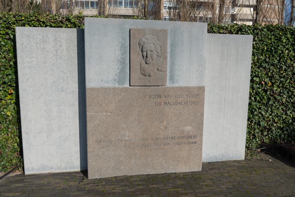 Monument Bep Boon-van der Starp in Madurodam Den Haag #3