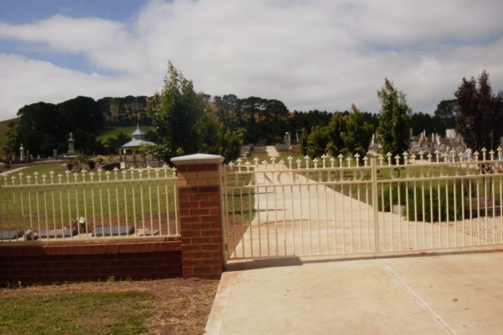 Commonwealth War Graves Lancefield Cemetery