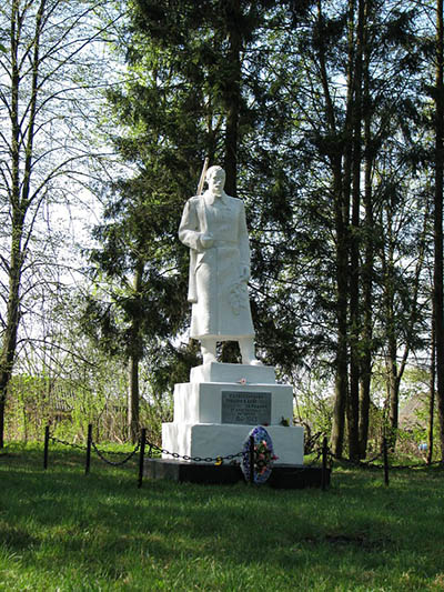 Massagraf Russische Soldaten & Oorlogsmonument