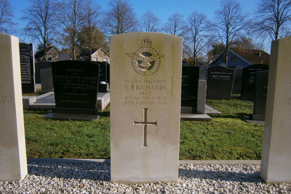 Commonwealth War Graves Protestant Churchyard Rottevalle #3