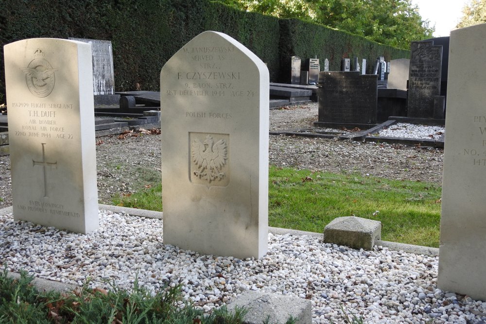 Polish War Grave Protestant Cemetery Werkendam #1