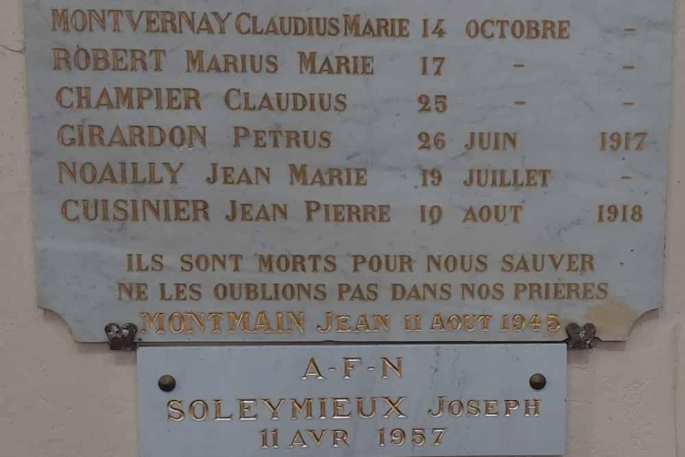 War Memorial Église Saint Denis  de Essertines-en-Donzy #3