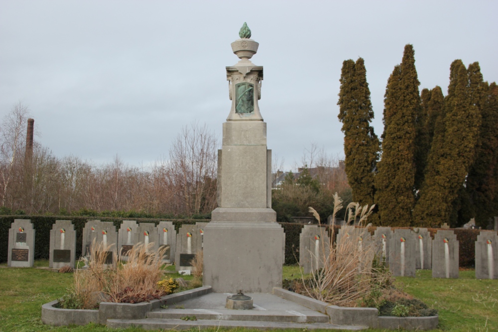 Oorlogsmonument Begraafplaats Bois-de-Breux	