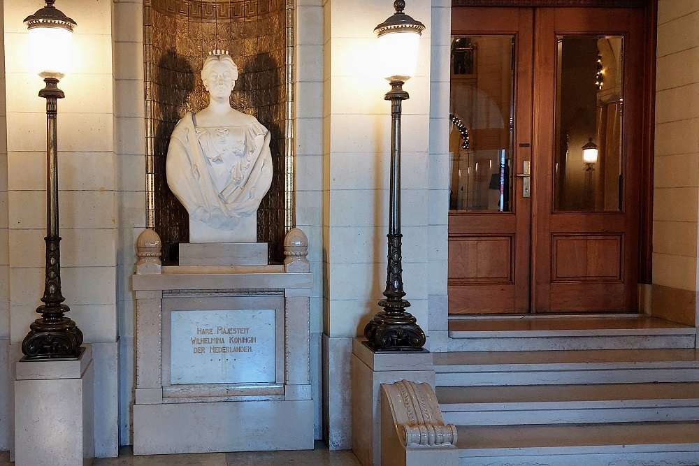 Monument Koningin Wilhelmina Stadhuis Rotterdam #2