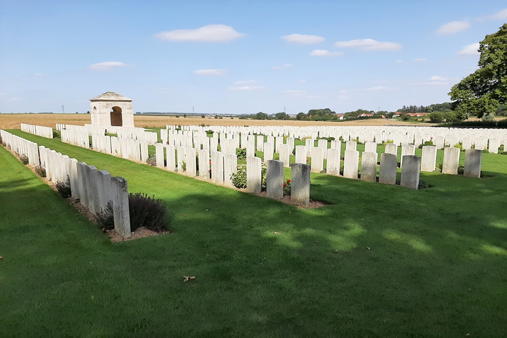 Commonwealth War Cemetery Courcelette #4