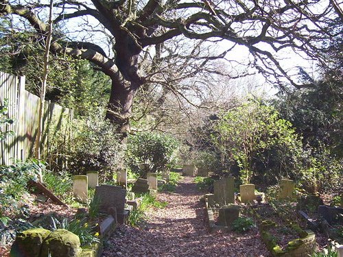 Commonwealth War Graves St Andrew Churchyard