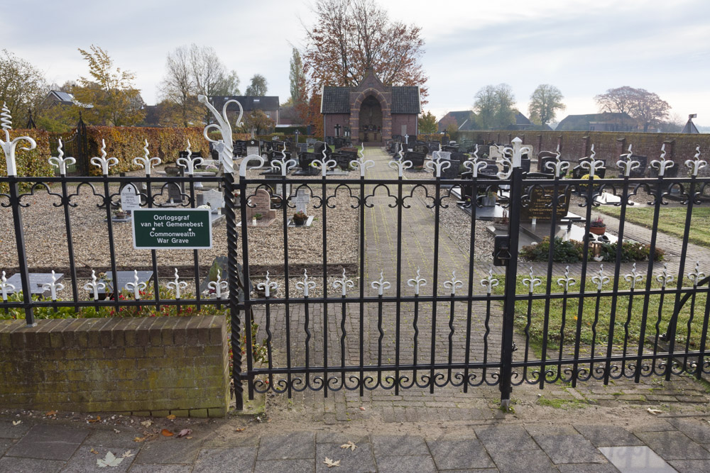 Commonwealth War Grave Roman Catholic Cemetery Olburgen #3